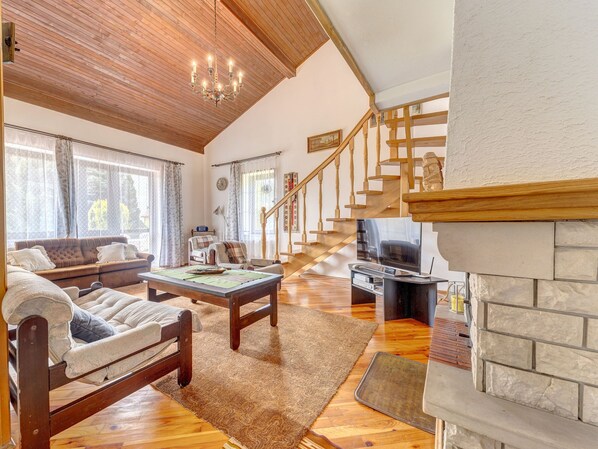 Télévision, cheminée, lecteur de DVD