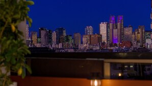 Un horizonte urbano nocturno con edificios iluminados.