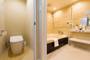 Traditionele kamer (Japanese Style, For 8 People) | Badkamer | Een aparte badkuip en douche, een diep bad, gratis toiletartikelen