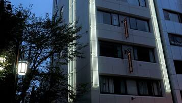 Façade de l’hébergement - soirée/nuit