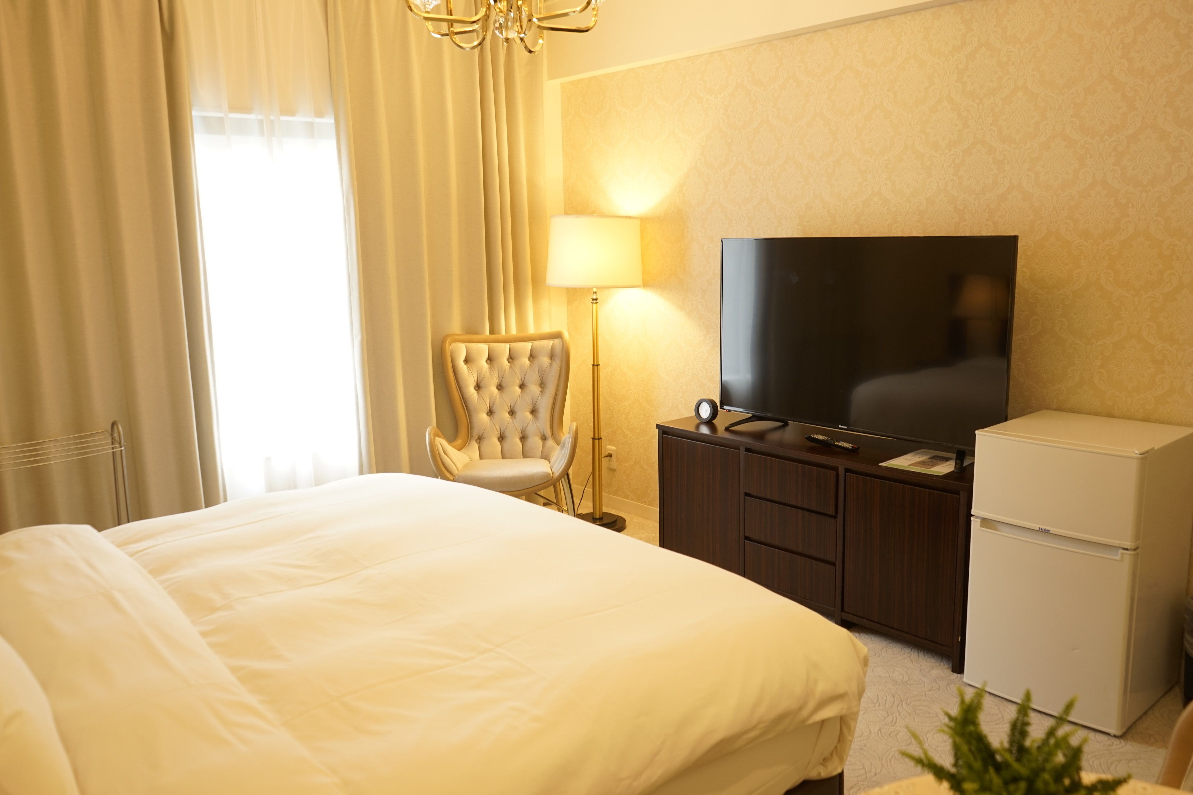 deluxe king room | television