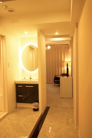 Deluxe King Room | Premium bedding, individually decorated, individually furnished, desk - Himalaya Cloud Hotel (Tokyo)