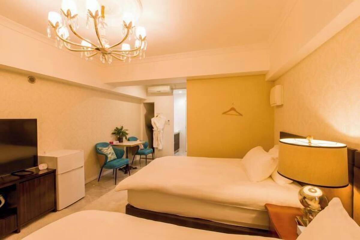 Premium bedding, desk, blackout drapes, soundproofing