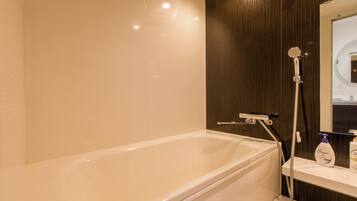 Deluxe Twin Room | Bathroom | Separate bathtub and shower, deep-soaking bathtub, free toiletries