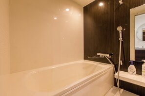 Deluxe Twin Room | Bathroom | Separate tub and shower, deep soaking tub, free toiletries, hair dryer - Himalaya Cloud Hotel (Tokyo)