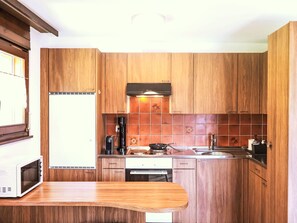 Refrigerador, microondas, horno y utensilios de cocina 