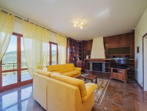 Fernseher, Kamin, Tischfußball