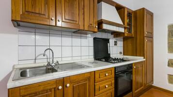 Frigorifero, forno, pentole/stoviglie/utensili, tavolo da pranzo