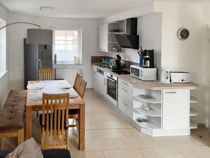 Kühlschrank, Mikrowelle, Ofen, Geschirrspüler
