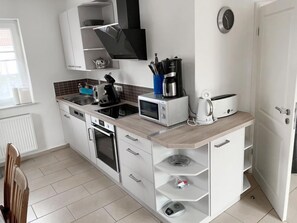 Kühlschrank, Mikrowelle, Ofen, Geschirrspüler