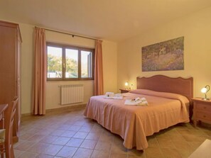 3 slaapkamers, een strijkplank/strijkijzer, internet