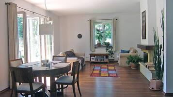 Fernseher, Kamin, DVD-Player