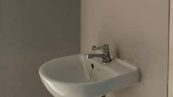 Douche, douche à « effet pluie », bidet, serviettes fournies