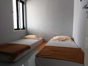 Soundproofing, bed sheets - ADK Papandayan Homestay & Tour (Cisurupan)