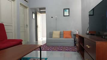 Casa standard, 2 quartos | Área de estar | TV de tela plana