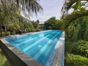 室外泳池;泳池傘、躺椅