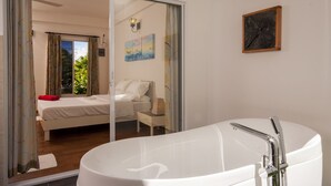 Habitación Deluxe | Ropa de cama de alta calidad y minibar (con algunos artículos gratuitos)