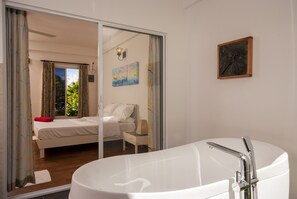 豪華客房 | 高級寢具、迷你吧贈品、房內夾萬、獨特裝修