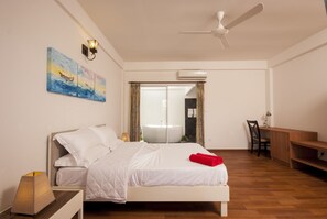 Deluxe-rum | Sängtillbehör av högsta kvalitet och minibar med vissa gratis produkter