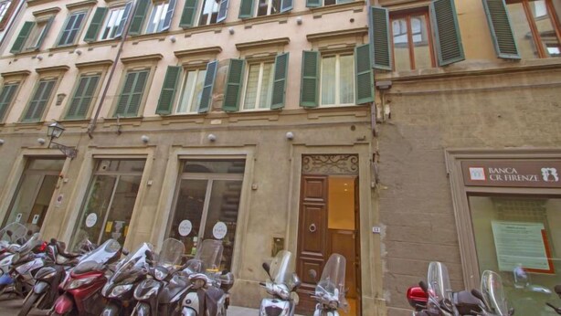 A row of parked scooters in front of a building with multiple windows and a door. - Bufalini 2 - Raffaello by Interhome (Florence)