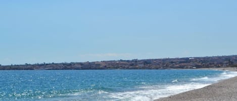 Una spiaggia nelle vicinanze