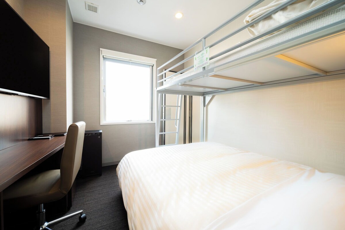 Super Room, Non Smoking | Desk, blackout drapes, WiFi (free), bed sheets