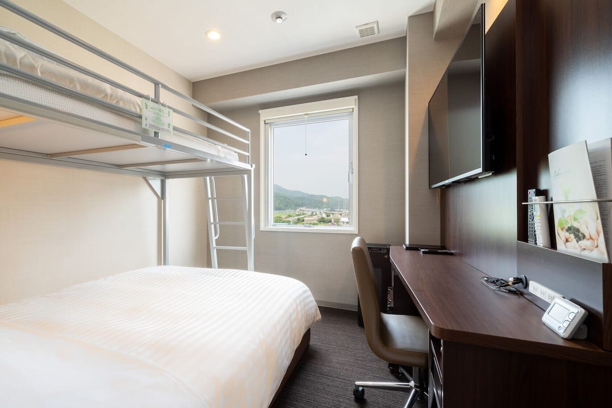 Desk, blackout drapes, WiFi (free), bed sheets