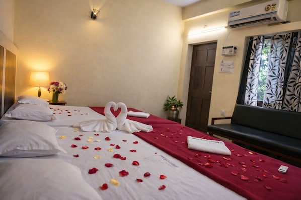 6 Bed AC Deluxe Family Room | Premium bedding, pillowtop beds, individually furnished, desk