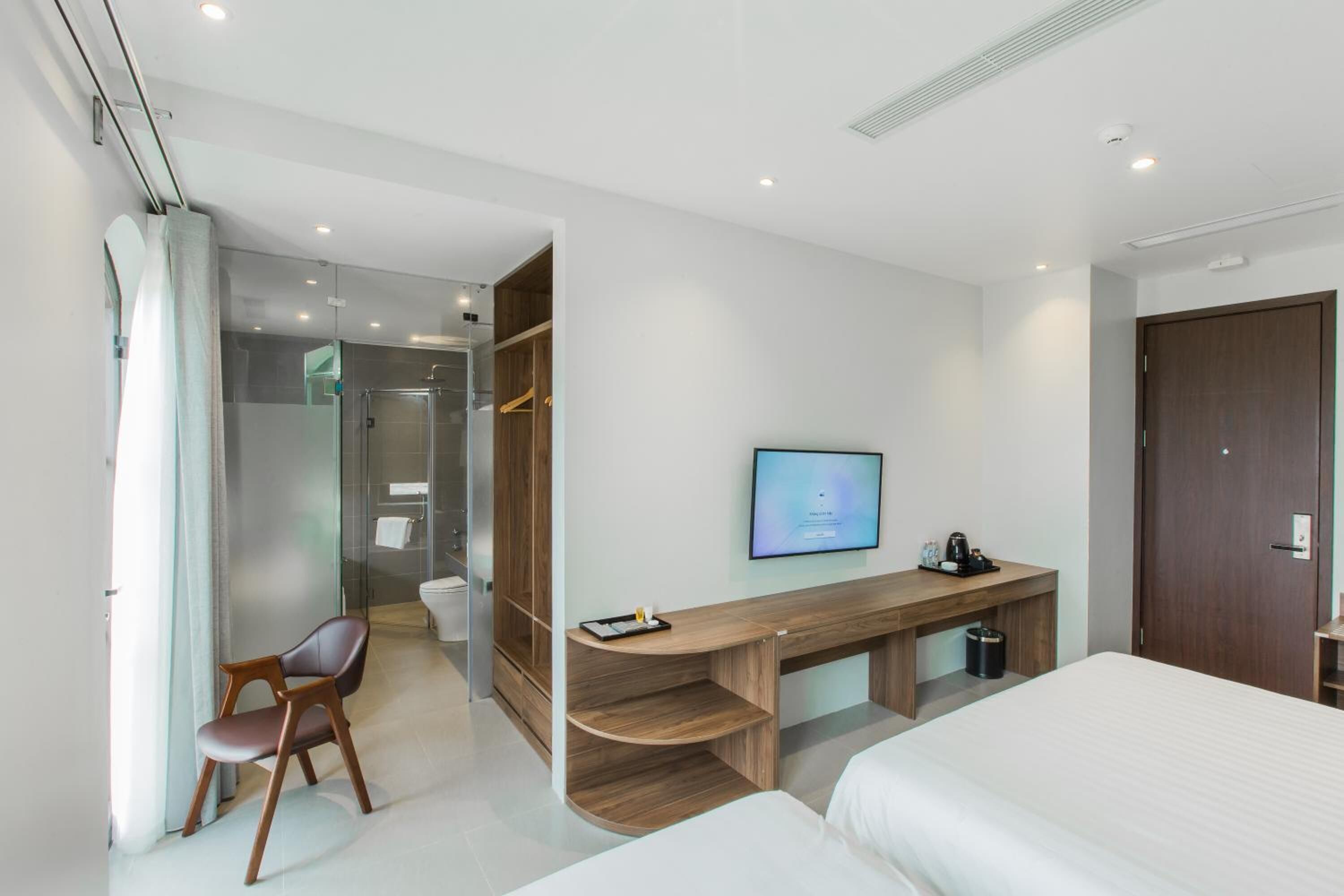 Cofres nos quartos, individualmente decorados, escrivaninha