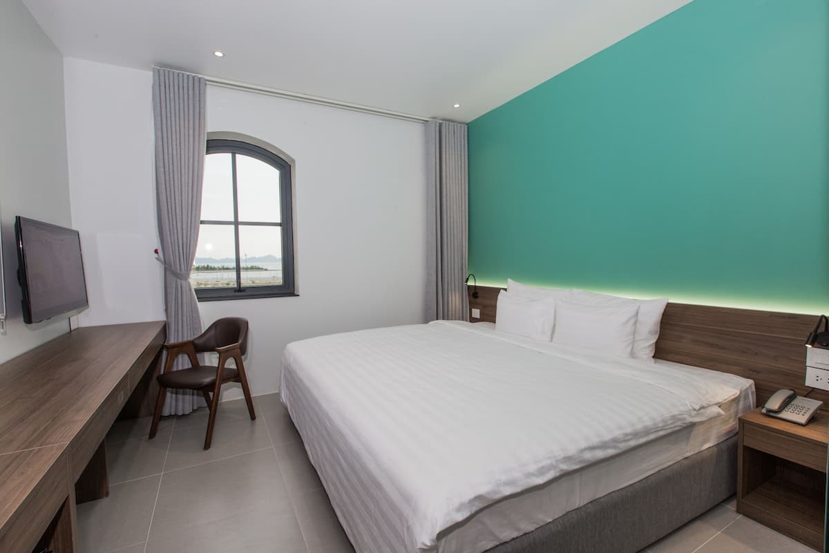 In-room safe, individually decorated, desk, soundproofing