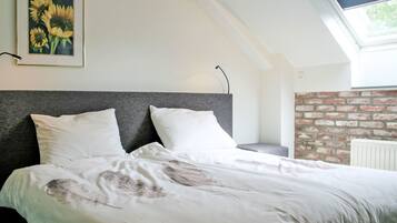 2 slaapkamers, een bureau, internet