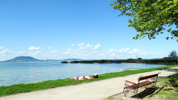 A lakeside path with a bench and picnic setup. - Vacation home Peach by Interhome (Balatonfenyves)