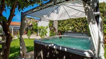 Tina de hidromasaje al aire libre