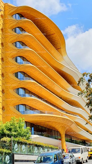 Un bâtiment doté d’une façade incurvée originale et de nombreux balcons.