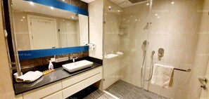 Shower, rainfall showerhead, free toiletries, hair dryer - Leylak Suite (Istanbul)