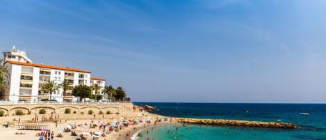 Una spiaggia nelle vicinanze