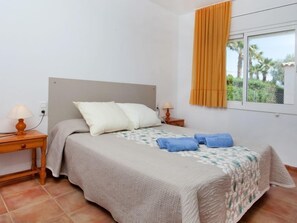 4 bedrooms, iron/ironing board, WiFi - Villa Cala Vidre A by Interhome (L'Ametlla de Mar)