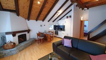 Fernseher, Kamin, DVD-Player