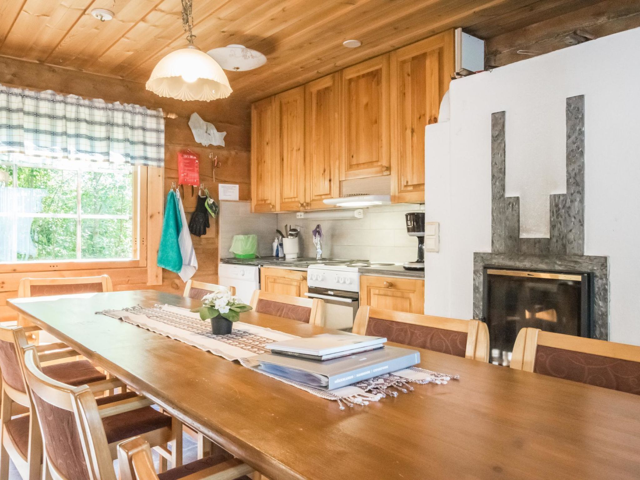 Een koelkast, een magnetron, een vaatwasser, kookgerei, borden en bestek