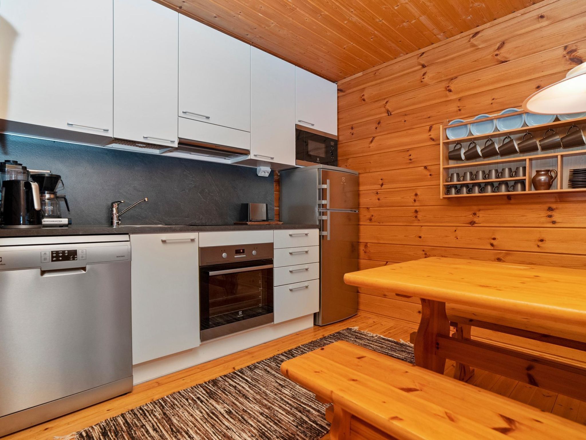 Refrigerador, microondas, lavavajillas y utensilios de cocina 