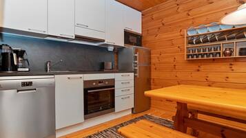 Fridge, microwave, dishwasher, cookware/dishes/utensils