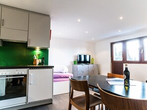 Fridge, cookware/dishes/utensils