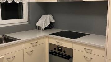 KĂŒhlschrank, GeschirrspĂŒler, Kochgeschirr/Geschirr/Besteck