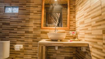 Shower, perlengkapan mandi gratis,  dan handuk