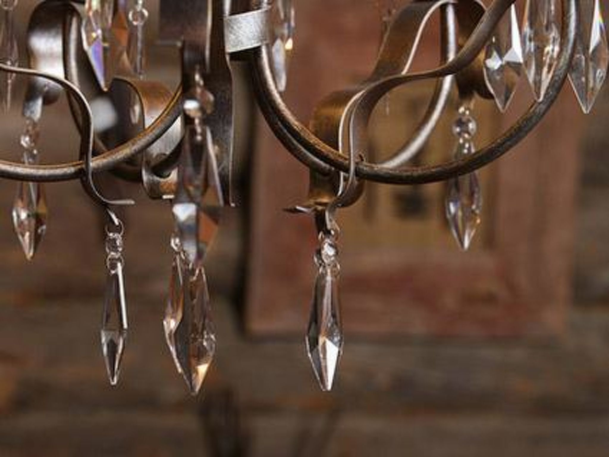 Un lustre orné de nombreux éléments de cristal.