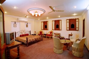 Familien-Doppelzimmer | Schreibtisch, laptopgeeigneter Arbeitsplatz, Zustellbetten