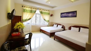 Bộ đồ giường cao cấp, minibar, bàn 