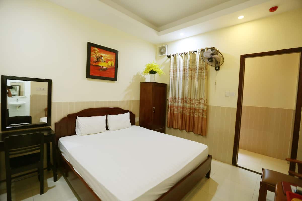 City Room | Premium bedding, minibar, desk, laptop workspace
