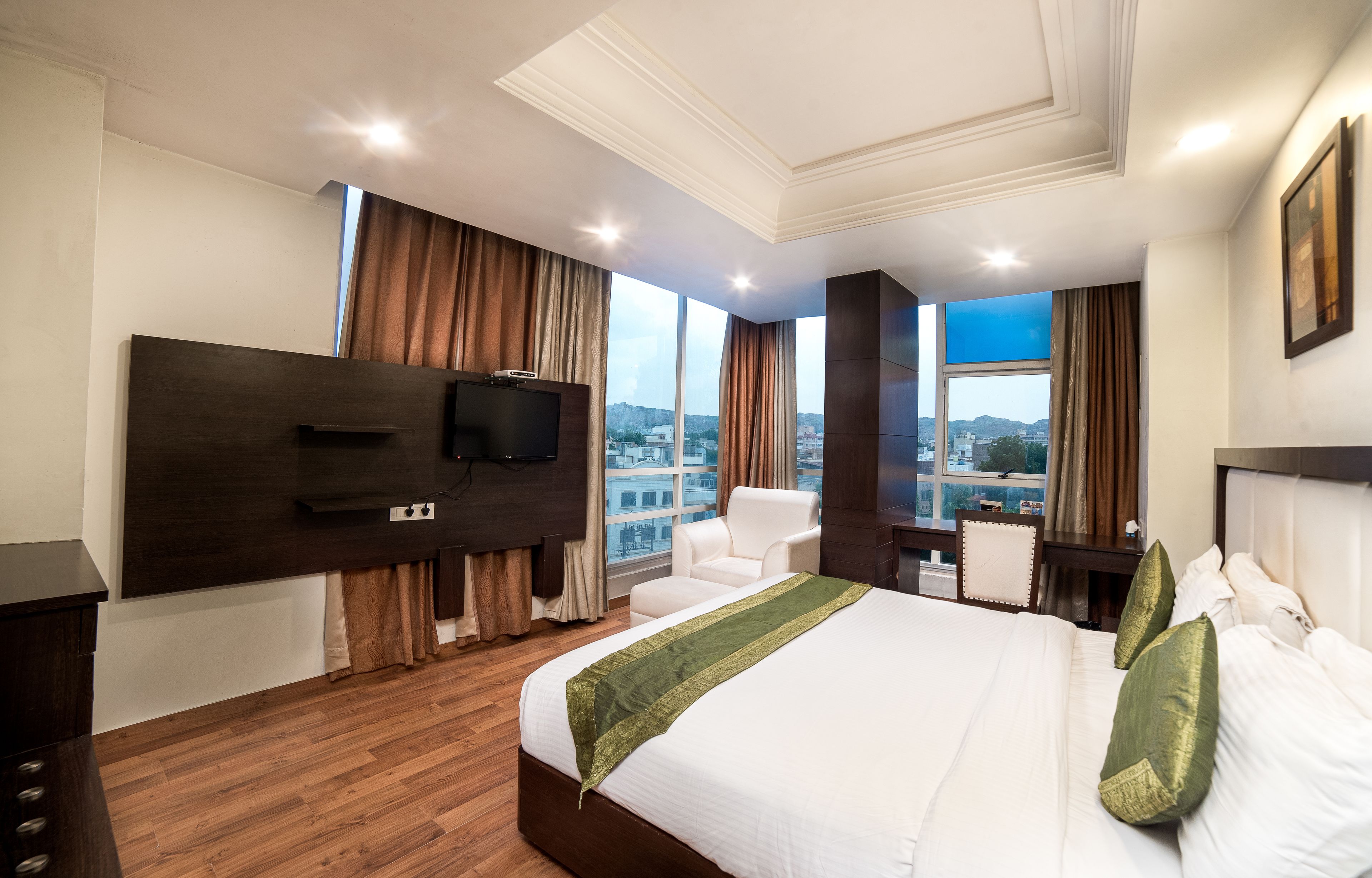 Deluxe-Doppel- oder -Zweibettzimmer | Hochwertige Bettwaren, Pillowtop-Betten, Zimmersafe, Schreibtisch