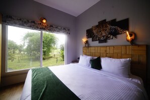 Kamar Mewah | Minibar, brankas, didekorasi berbeda-beda, dan setrika/meja setrika